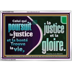 Celui qui poursuit la justice et la bonté Trouve la vie, la justice et la gloire. Versets bibliques à cadre acrylique personnalisé (GWFREABIDE11642) 