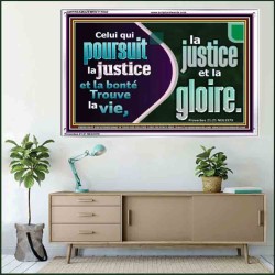 Celui qui poursuit la justice et la bonté Trouve la vie, la justice et la gloire. Versets bibliques à cadre acrylique personnalisé (GWFREAMAZEMENT11642) 