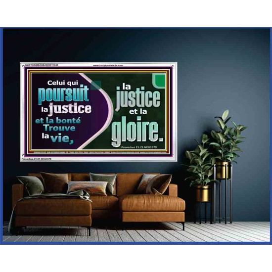 Celui qui poursuit la justice et la bonté Trouve la vie, la justice et la gloire. Versets bibliques à cadre acrylique personnalisé (GWFREAMBASSADOR11642) 