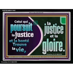 Celui qui poursuit la justice et la bonté Trouve la vie, la justice et la gloire. Versets bibliques à cadre acrylique personnalisé (GWFREAMEN11642) 