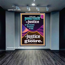 Celui qui poursuit la justice et la bonté Trouve la vie, la justice et la gloire. Art mural chrétien contemporain personnalisé (GWFREJOY11518) 