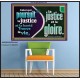 Celui qui poursuit la justice et la bonté Trouve la vie, la justice et la gloire. Versets bibliques d'affiche personnalisée (GWFREPOSTER11642) 