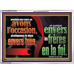 pratiquons le bien envers tous, et surtout envers les frères en la foi.  Cadre acrylique versets bibliques pour la maison (GWFREARMOUR12632) 